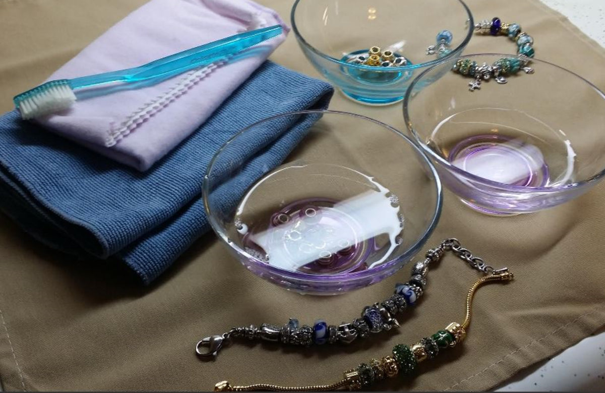 HOW TO CLEAN A BRACELET?